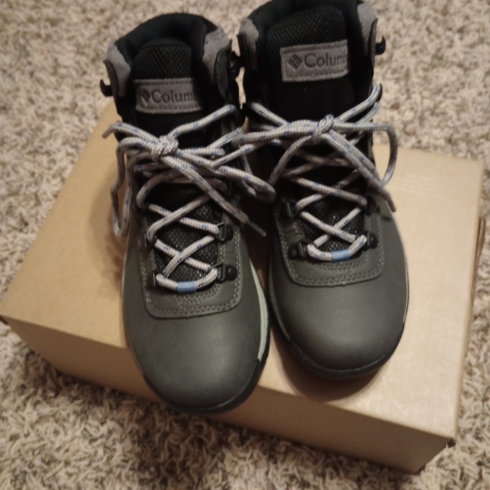 Columbia women's hiking boots.  Newton Ridge.  Size 7.5